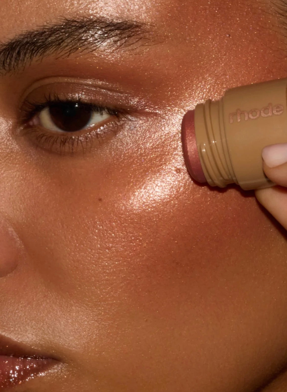 Rhode pocket pearl
THE MINI SHIMMERY FLUSH